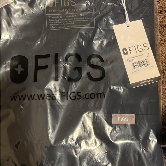 Navy Figs set
Catarina one pocket top
high waisted Zamora jogger pants - Picture 3 of 4